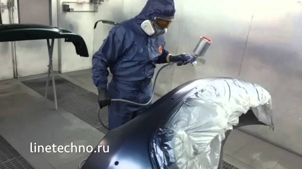Покрытие бампера лаком после окраски