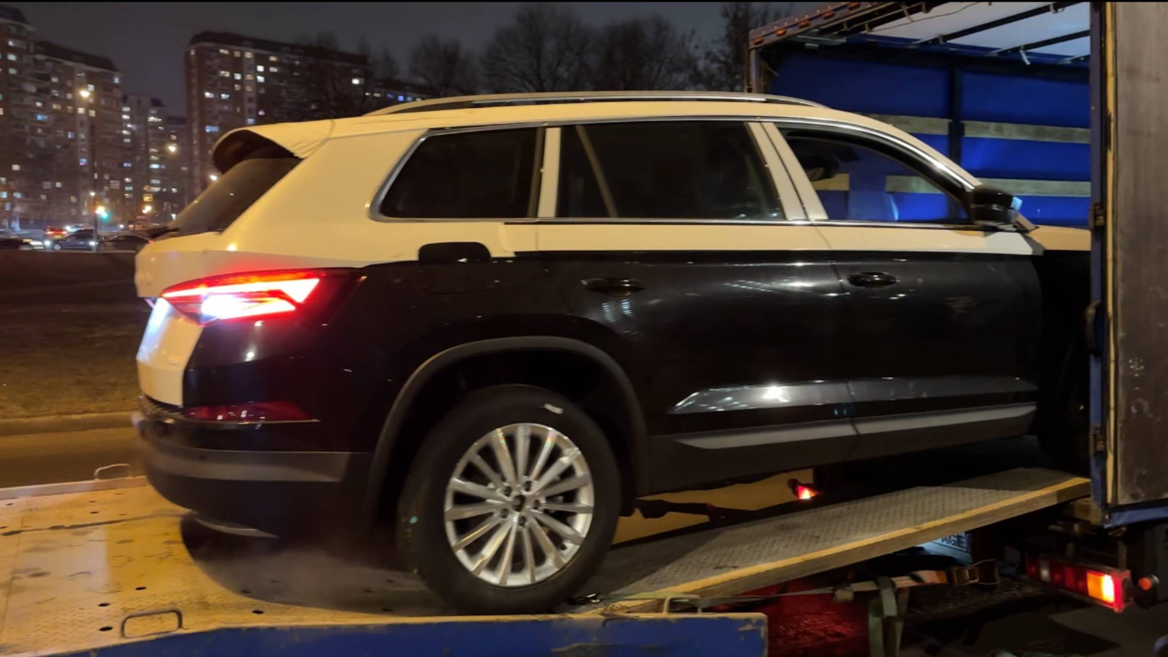 Выгрузка Kodiaq 2025 года из Казахстана с Газели на эвакуатор))))