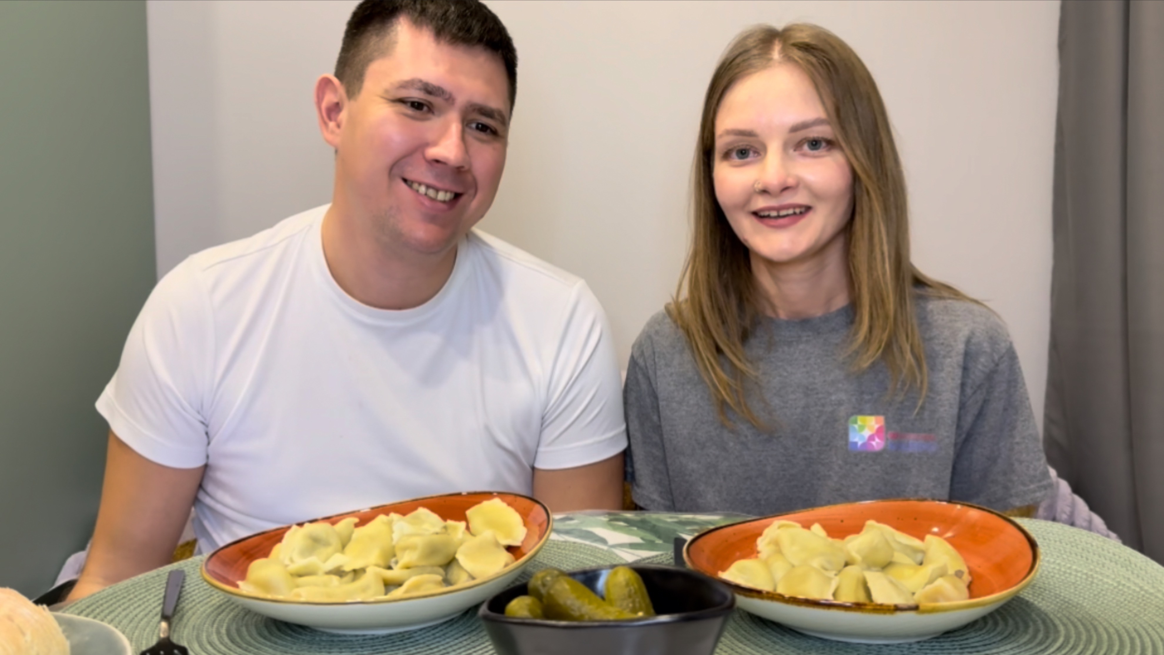 Легкий МУКБАНГ🥟Отвечаем на вопросики🙈