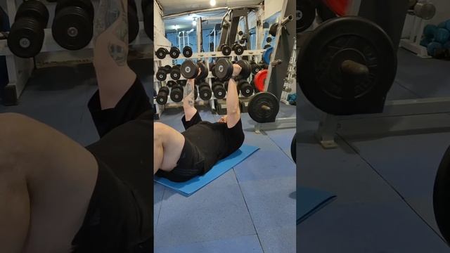 Разводка гантелей лежа на полу