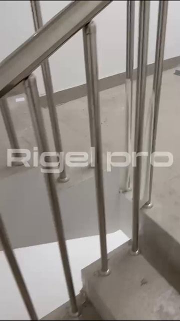 Ограждения из нержавеющей стали марки AISI 201. Крепление стойки в ступень. Стойка 25-я поручень 50