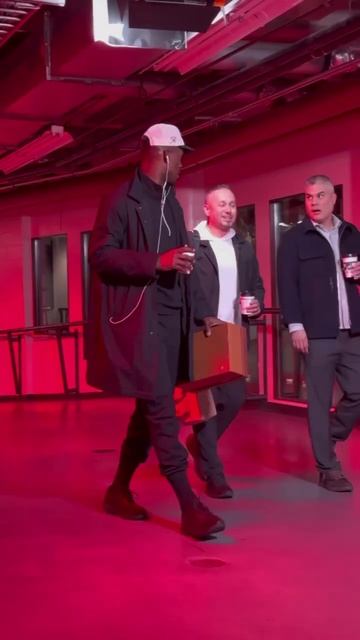 Jimmy arrives for his debut in Golden State