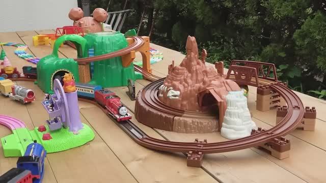 Паровозик Томас☆ Disney Train -  Большая гора ☆ Красочный маршрут со станцией и колесом обозрения