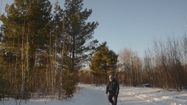 Заснеженный лес. Спортсмен со скандинавскими палками.  Инструментальная музыка. Релакс.