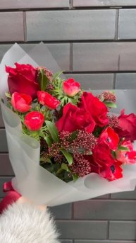 Мастерская Королевы Луизы. Калининград. Сборный букет из эквадорской розы, анемонов и скиммии.