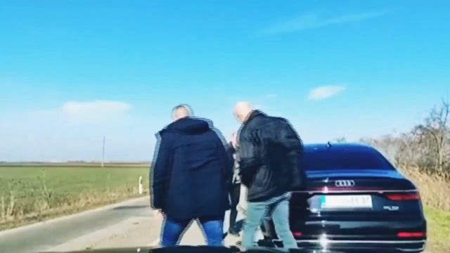 На бронированной Audi A8 Security президента Сербии на ходу лопнуло колесо
