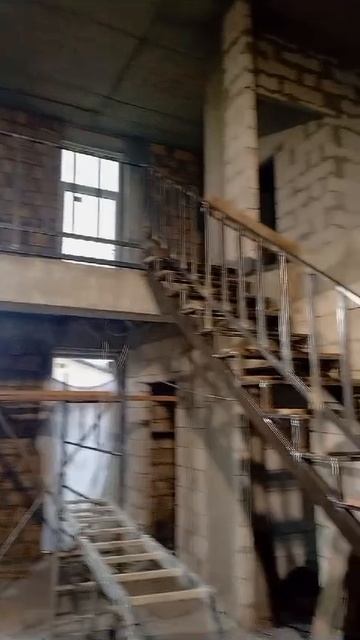Металлическая лестница в доме с перилами
