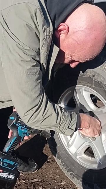 айковерт Аккумуляторный Makita 700Н.м. , ударный,бесщеточный, 2 АКБ