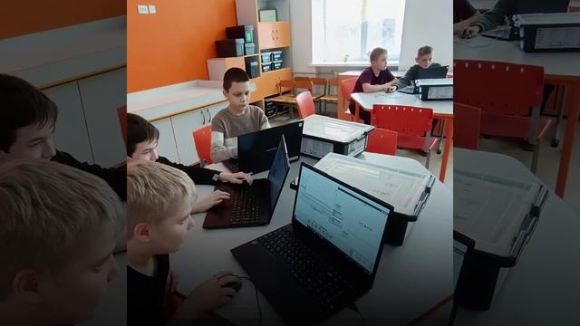 Амурские педагоги обучают амвросиевских школьников программировать роботов