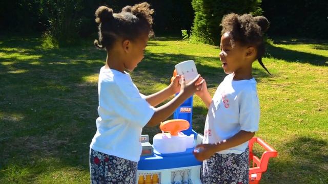Eva and Vanessa Pretend Play Ice Cream Shop with kid toys
