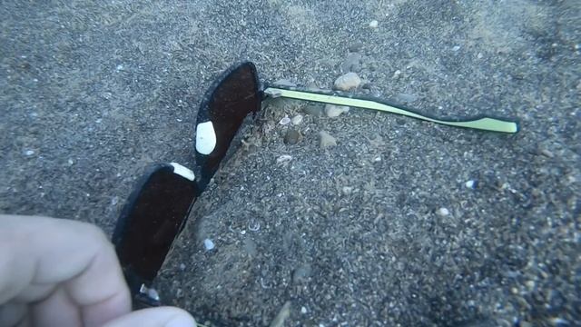 Нашел под водой , красивые очки 😎🕶️ на глубине 8 метров )