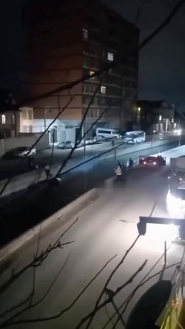 🇷🇺 Автомобиль с несколькими людьми улетел в канал в Дагестане. Спасти людей смогли двое местных па