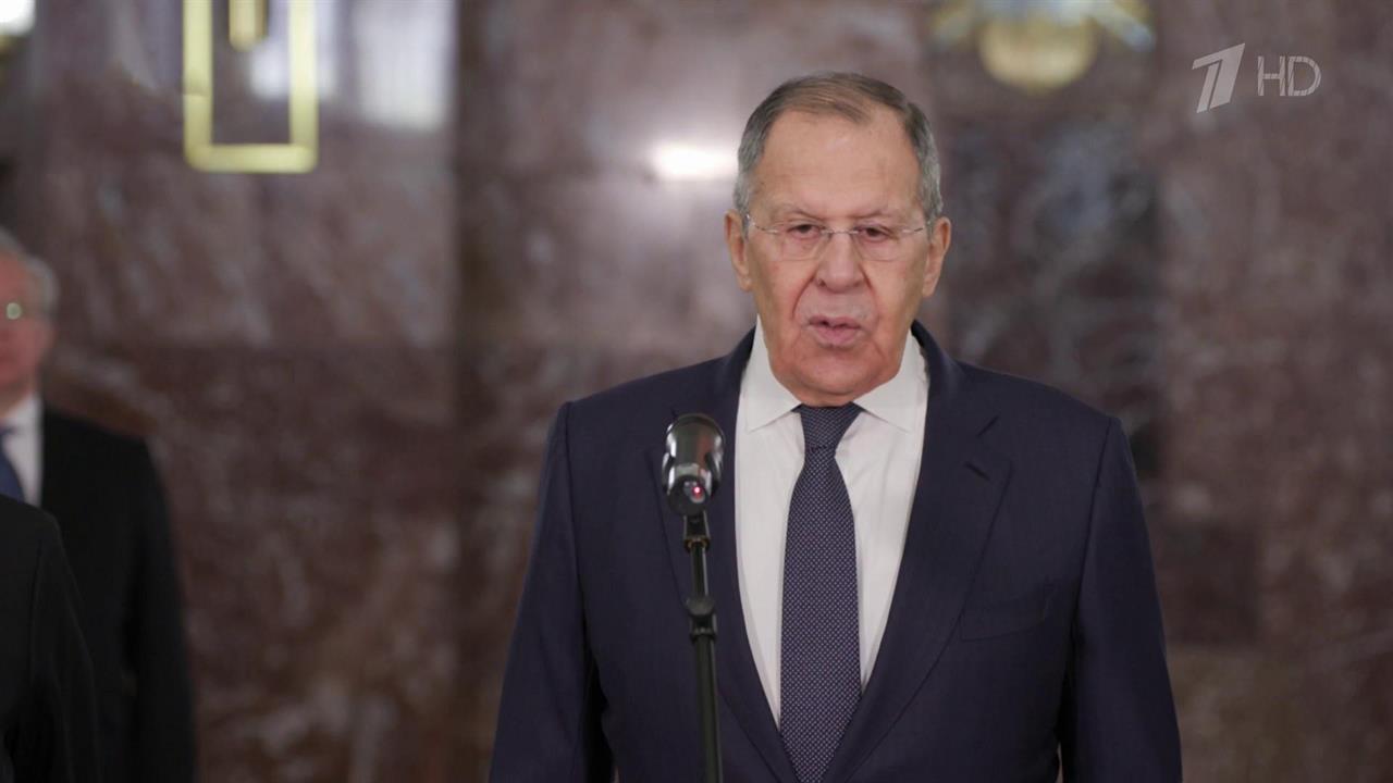 Глава МИД Сергей Лавров возложил цветы к мемориальной доске дипломатов, погибших в разные годы