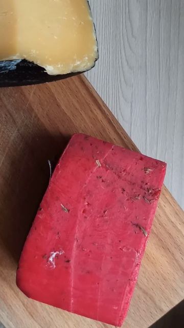 СЫР PESTO RED. Состав: Вяленые томаты, кедровые орехи, орегано, сухой чеснок и фиолетовый базилик.