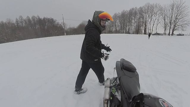 первый выезд на замерзшее озеро на мотоцикле