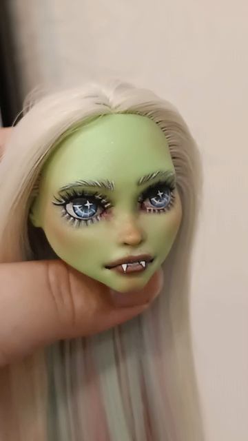 Венера не удержалась и стала вампиром ООАК из куклы Monster High.