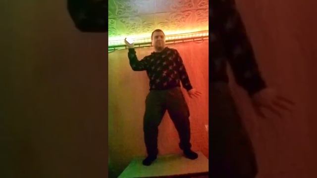 Танцы на столе дома