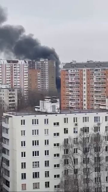 На стройке на улице Дежнёва произошел пожар. На месте несколько пожарных машин