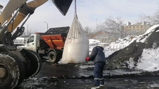 Самарцы обрабатывают дороги в Снежном
