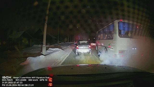 Автобус по тротуару. г. Абакан. ул. Гоголя. 31.01.2025