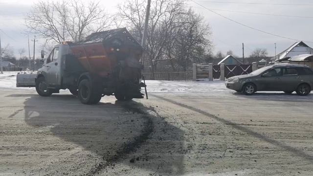 Самарцы обрабатывают дороги в Снежном