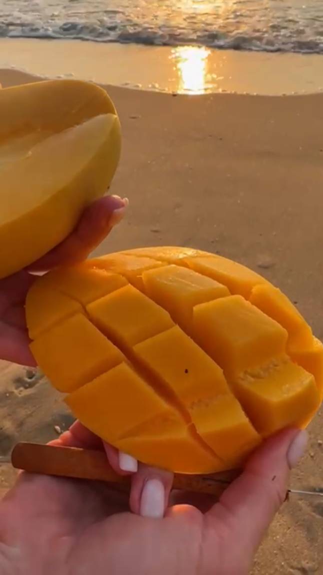 🥭МАНГО на закате солнца при шуме волн! #shorts #фрукты #море