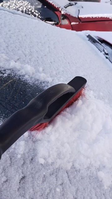 Продолжаем чистить авто от пушистого снега