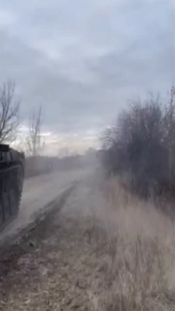 Российский БМП вступил в бой с противником и уничтожил украинский танк Т-72, весна 2022