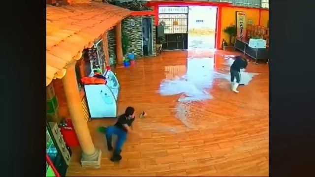 ПОСТАРАЙТЕСЬ НЕ СМЕЯТЬСЯ 🤣🤣 Подборка лучших смешных видео — неудачи и веселые моменты 😂
