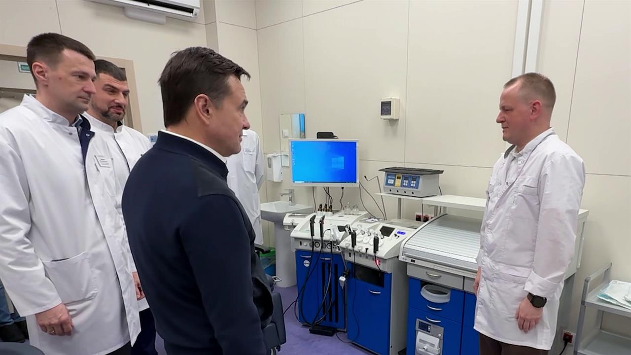 Губернатор Московской области Андрей Воробьев проверил работу нового больничного комплекса в Хоть...