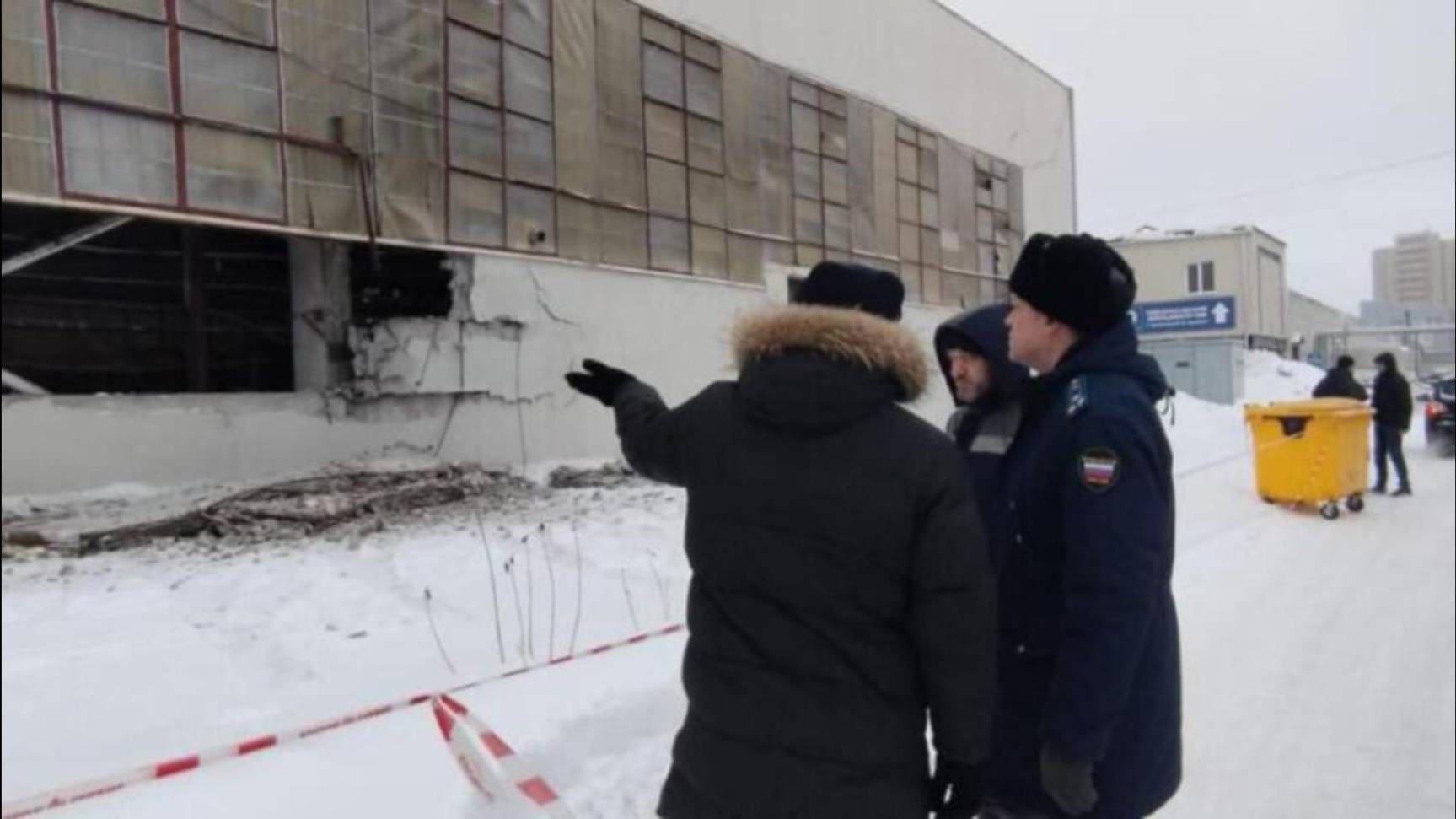 На заводе по производству газировки в Новосибирске из-за взрыва рухнули кровля и стена