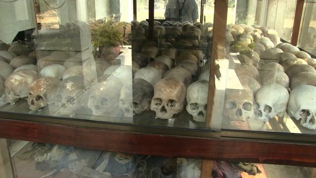 "ПОЛЯ СМЕРТИ" - МЕМОРИАЛ ГЕНОЦИДА В КАМБОДЖЕ
