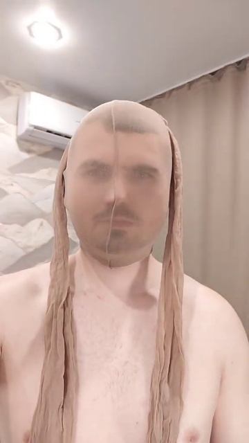 Одел колготки на голову