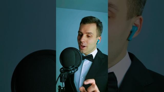 Спел песню "Я работаю волшебником" из репертуара Марка Бернеса и советского кино