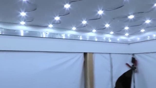 Равномерный засвет натяжного потолка светодиодными модулями XL с широчайшей линзой.