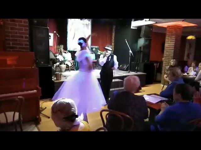 Танец балерины под песню из классики французского шансона