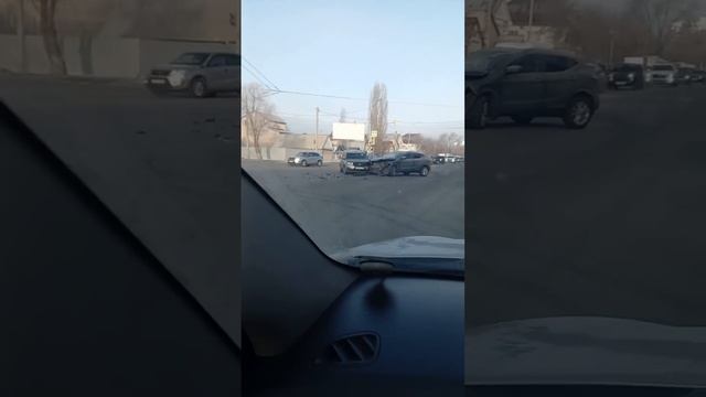 Сегодня утром на Братьев Коростелевых произошло сразу 3 аварии