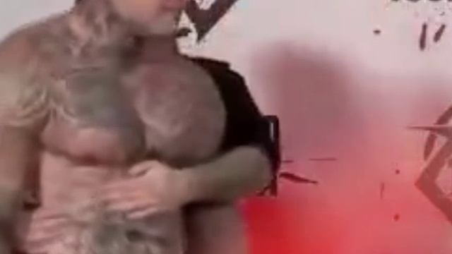 Надменный качок поверил в себя!