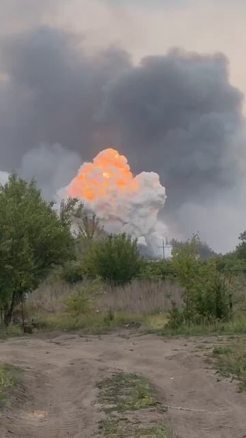 Архивное, тем не менее красивое видео прилета российской ФАБ с УМПК по украинским позициям