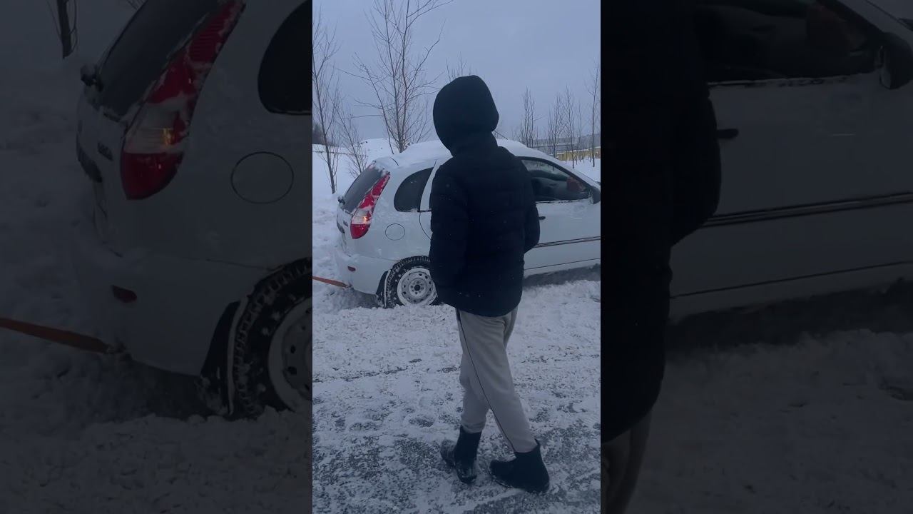 Инспектор помогает вытаскивать автомобиль