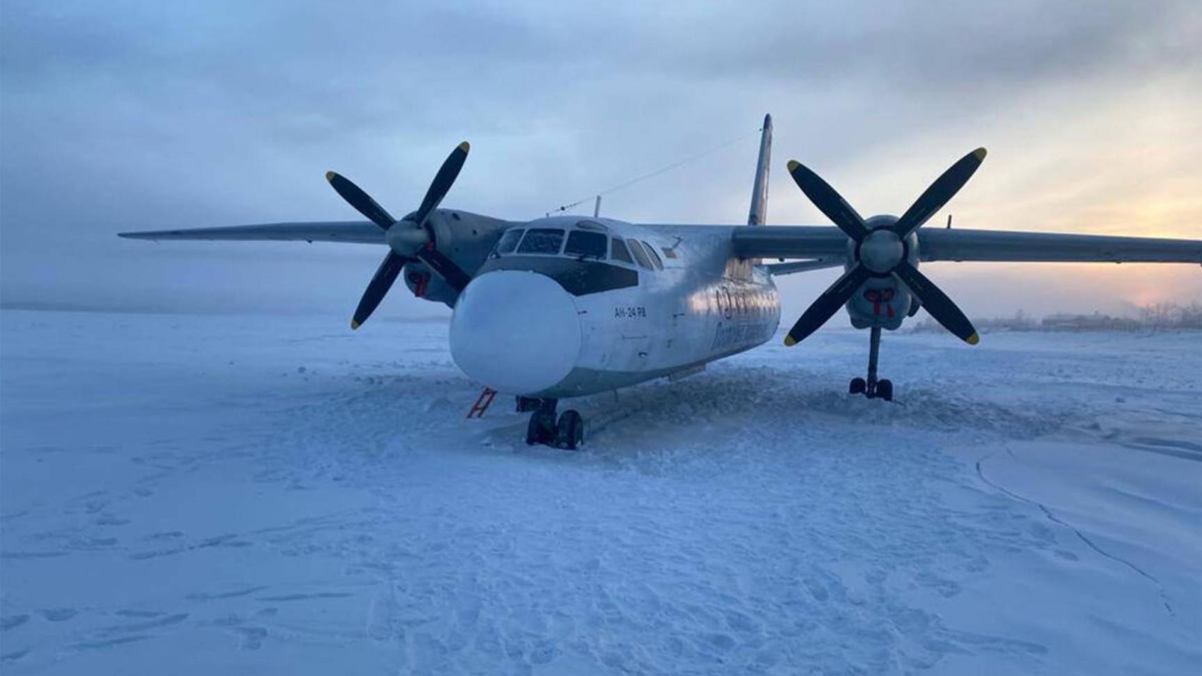 В Ямало-Ненецком АО самолет выкатился за пределы взлетно-посадочной полосы