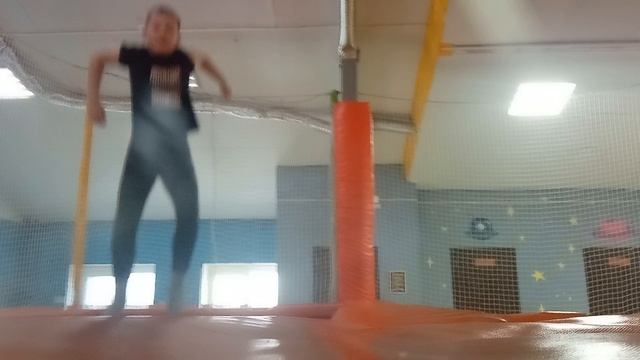 на батутах