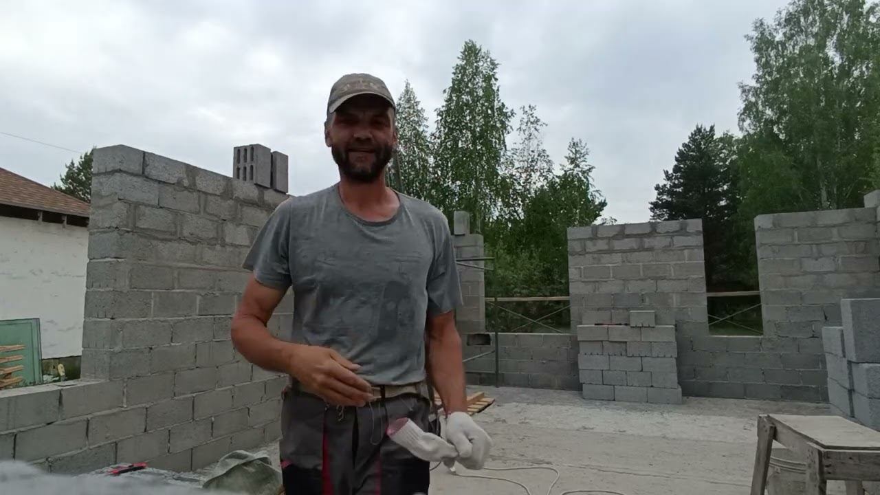 Немое кино "Каменщик и подъемник для блоков и раствора"