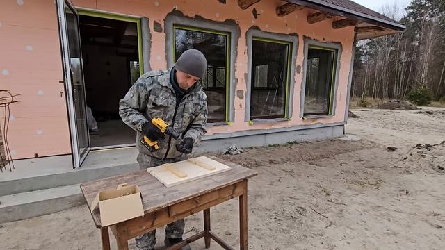 Хуторские будни. Кур выпустили, поработали над потолком и устроили прогулку.
