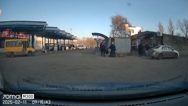 Мужики подняли пьяного с асфальта и посадили на лавочку на Гвардейке
Помогайте людям, не проходите