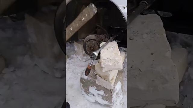 КАК ОТКРУТИТЬ ЦЕНТРАЛЬНЫЙ БОЛТ  БЕЗ СПЕЦ ИНСТРУМЕНТА, КИА СПЕКТРА.