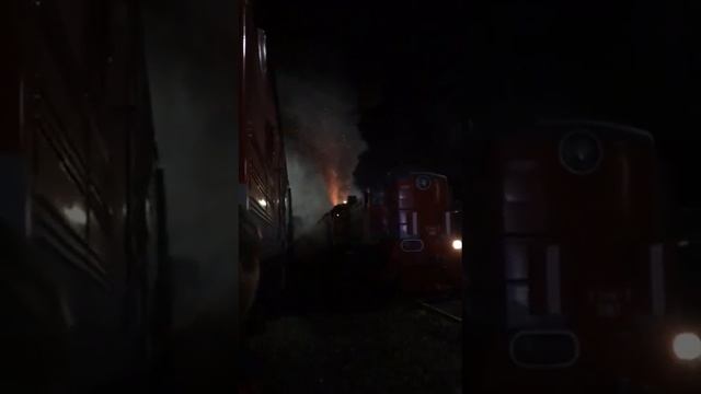 ТЕПЛОВОЗ ДИЗЕЛЬ ПОЕЗД ПОШЁЛ В РАЗНОС ДЫМ ОГНЯ 2ТЭ10М