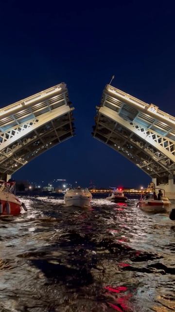 Развод мостов на катере. Благовещенский мост