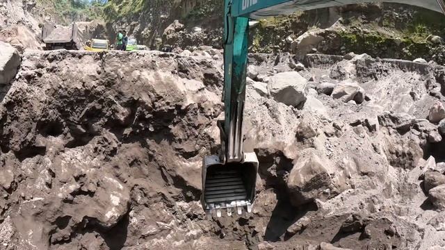 Строительство, экскаватор начинает копать глубже в поисках песка