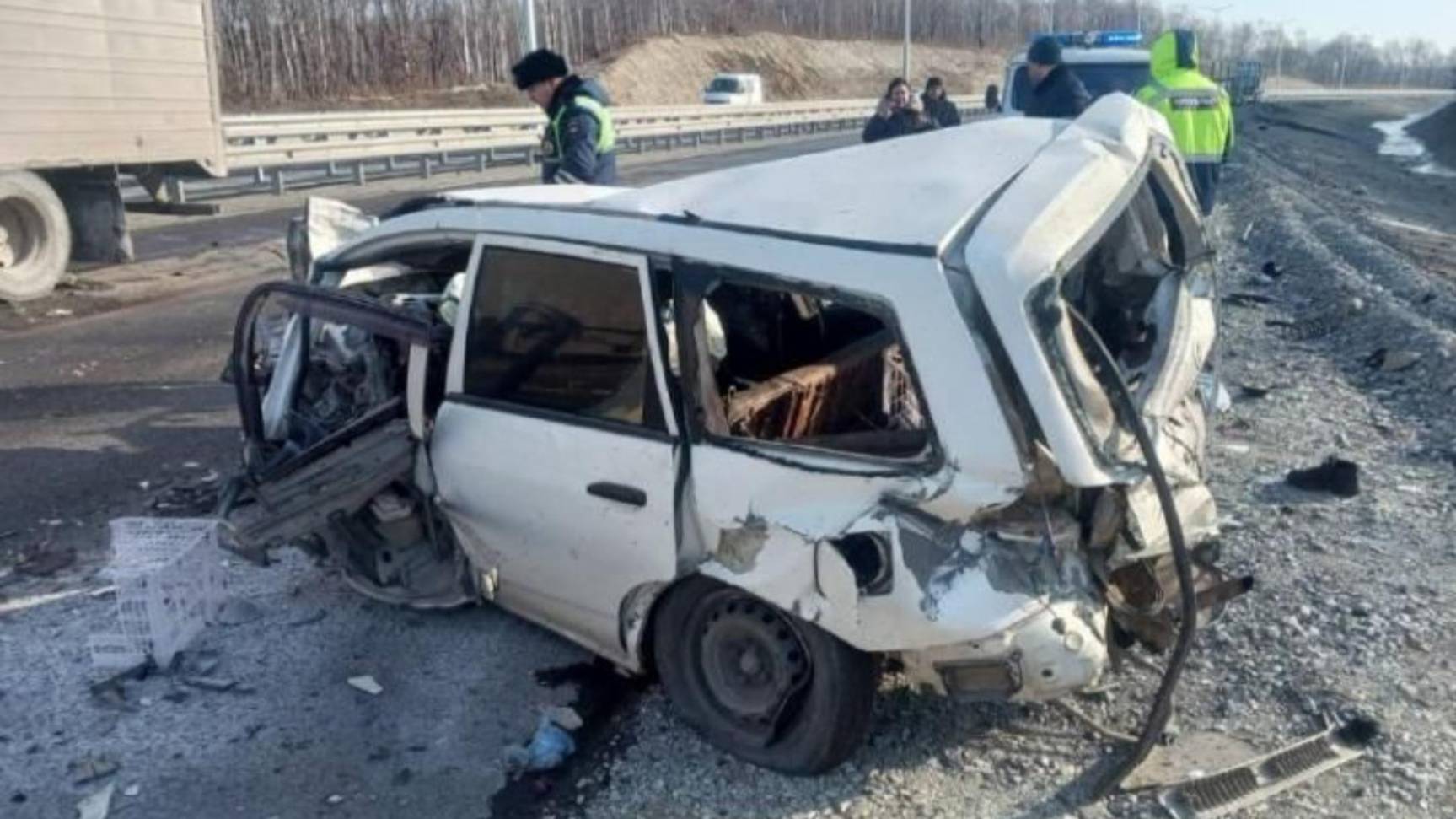 «Автомобиль разбился в кашу»: в Приморье машину разорвало на части после ДТП